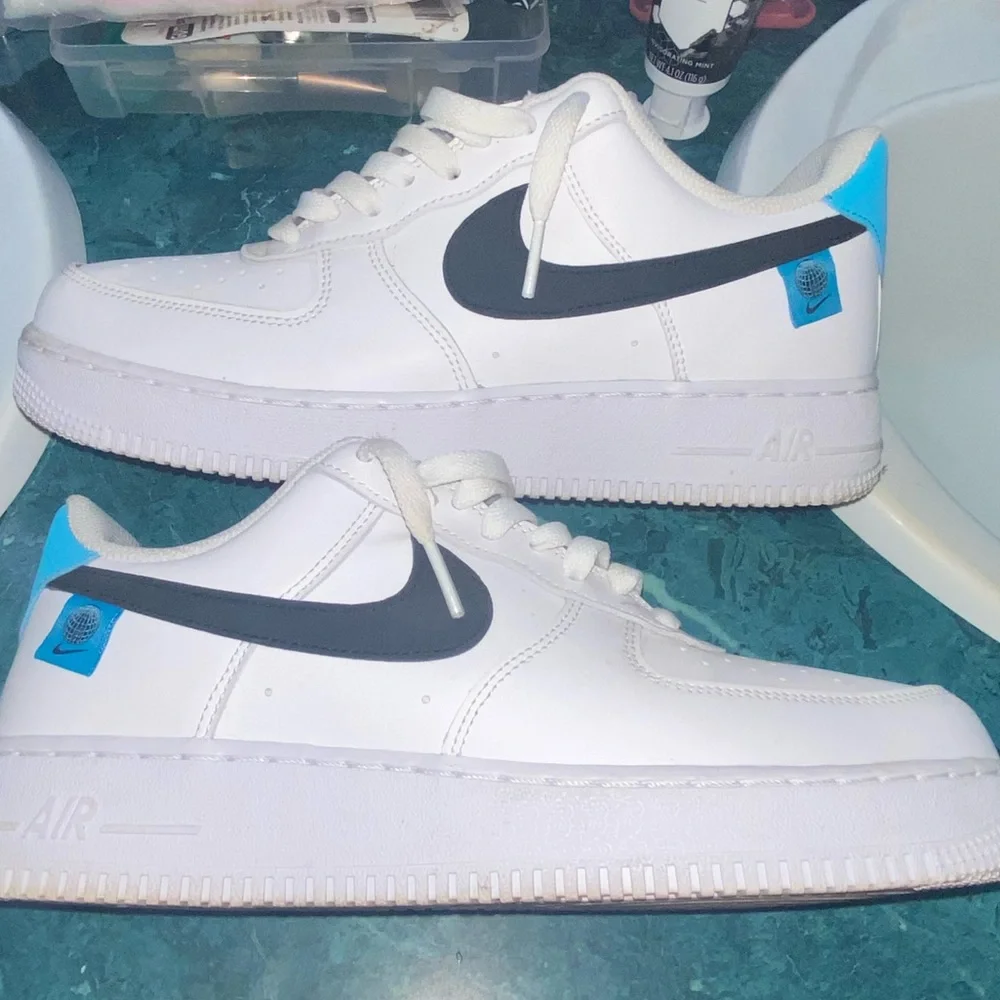 Nike AirForce1s worldwide size 8.5 - Picture 2 of 4